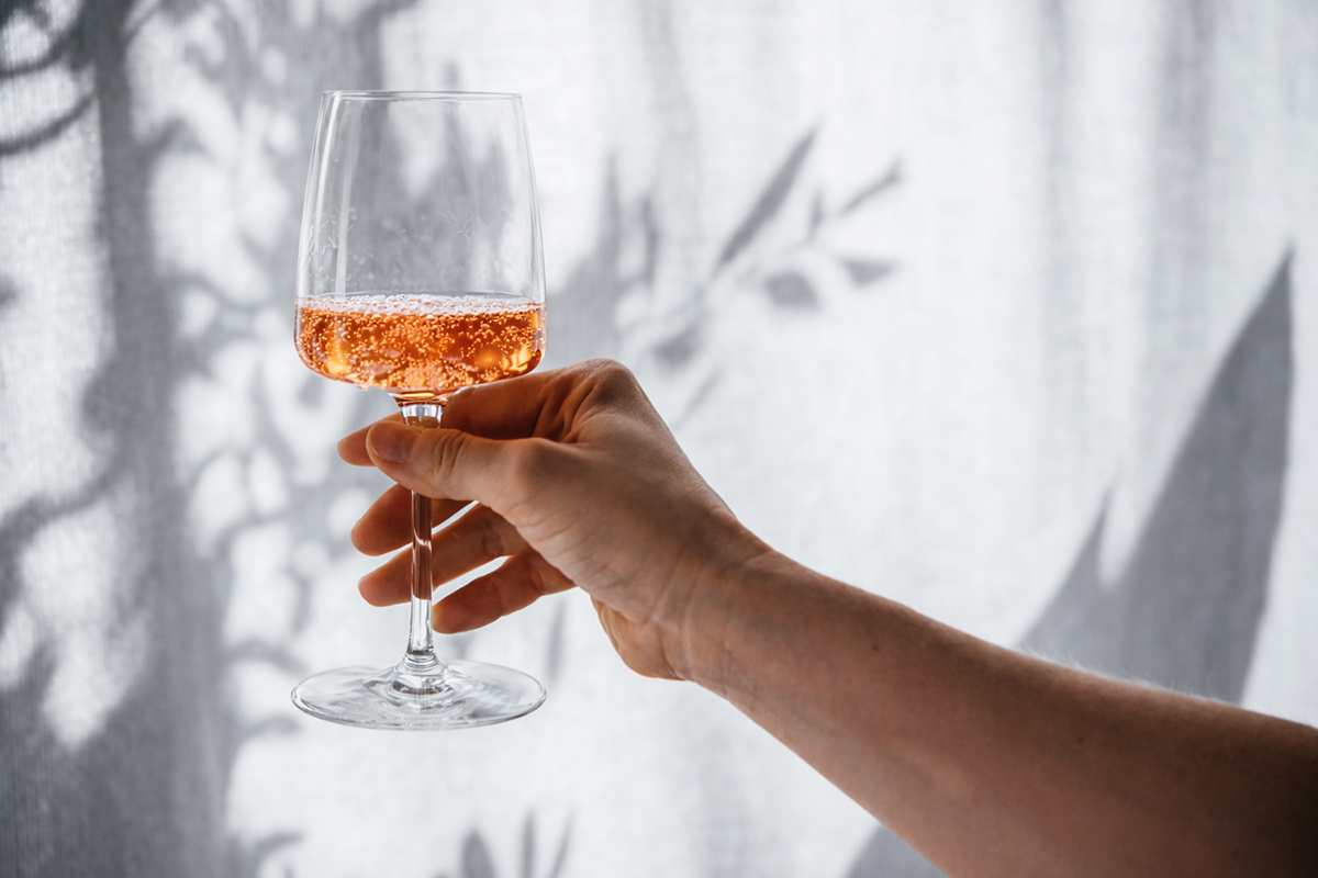 На Wine Paris предложили заменить безалкогольные вина игристым чаем