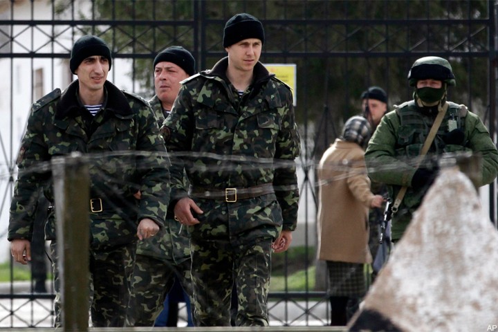 Военные из сил самообороны в Крыму утверждают, что прибыли из России