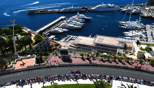 Еще один городской этап проходит в Монако. Во время гонки пилоты преодолевают туннель и едут по набережной