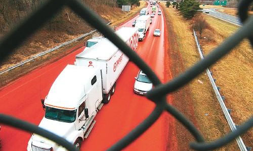 В США автомагистраль залили алой краской
