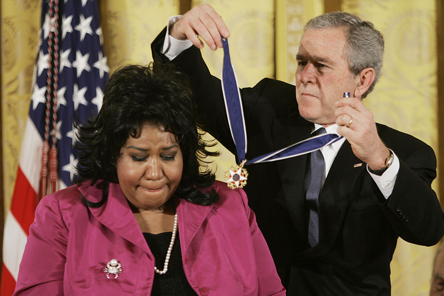 В 2005 году Франклин была награждена высшей американской наградой для гражданских лиц &mdash; Президентской медалью свободы. За свою карьеру певица получила множество премий, в том числе 18 Grammy, и была признана одним из самых продаваемых артистов всех времен (ее альбомы были проданы тиражами более 75 млн копий)
