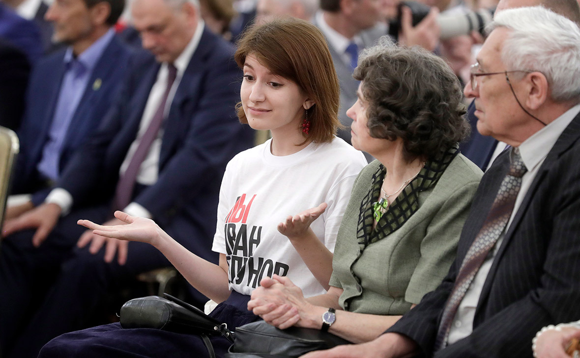 На вручение наград в Кремль пришла девушка в футболке «Я/Мы Иван Голунов»
