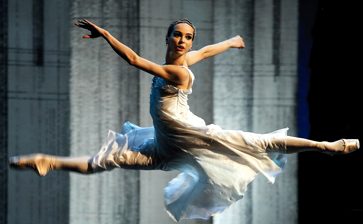 Диана Вишнева в сцене из балета &laquo;Золушка&raquo;