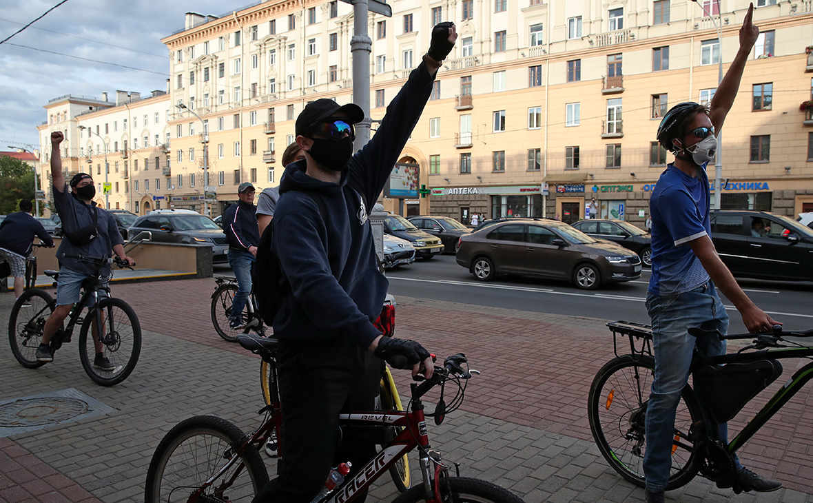 В акции участвовали и велосипедисты, которые проехали колонной по проспекту Независимости