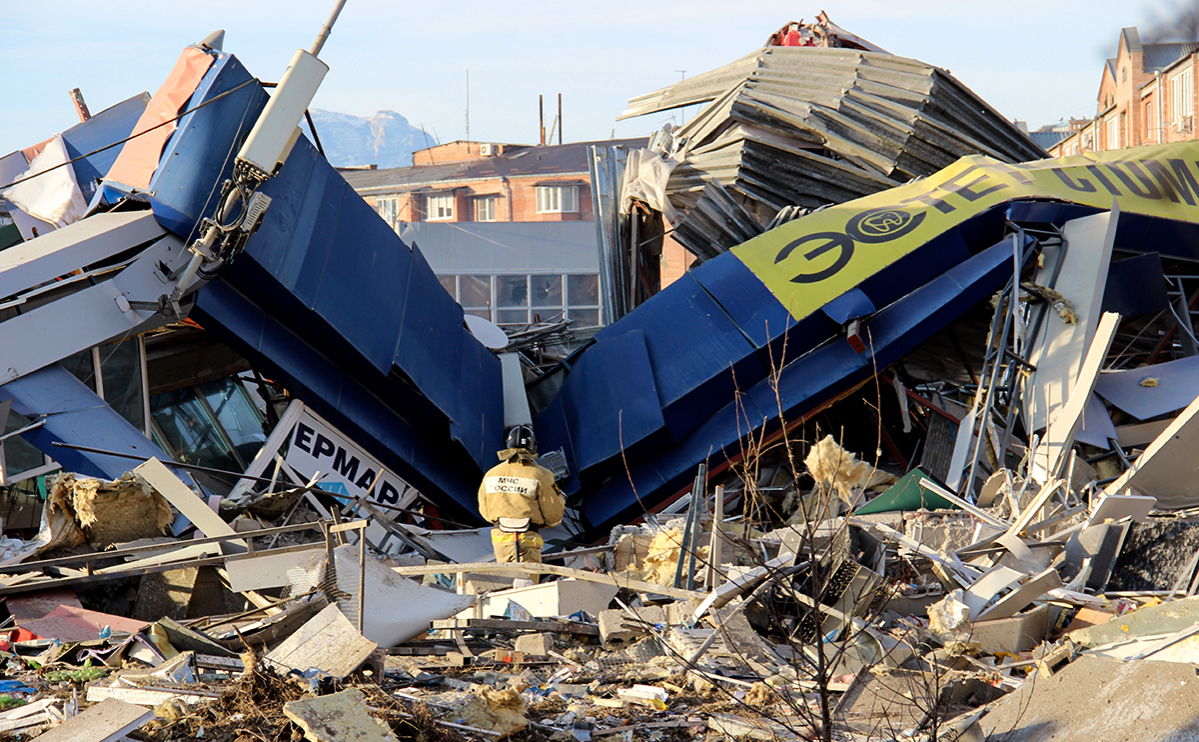 Разбор завалов на месте обрушения после взрыва торгового центра