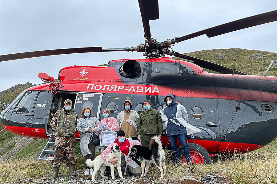 Члены избирательной комиссии Магаданской области, прибывшие на вертолете Ми-8Т для проведения досрочного голосования на побережье Ольского района