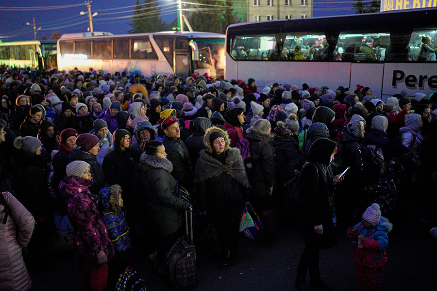 На фото: беженцы на украинско-польской границе, село Шегини во Львовской области, 6 марта.

По данным ООН, больше всего беженцев принимает Польша: на 14 марта это уже 1,8 млн человек&nbsp;&mdash; в разы больше, чем другие страны. Польша имеет более 500&nbsp;км общей границы с Украиной