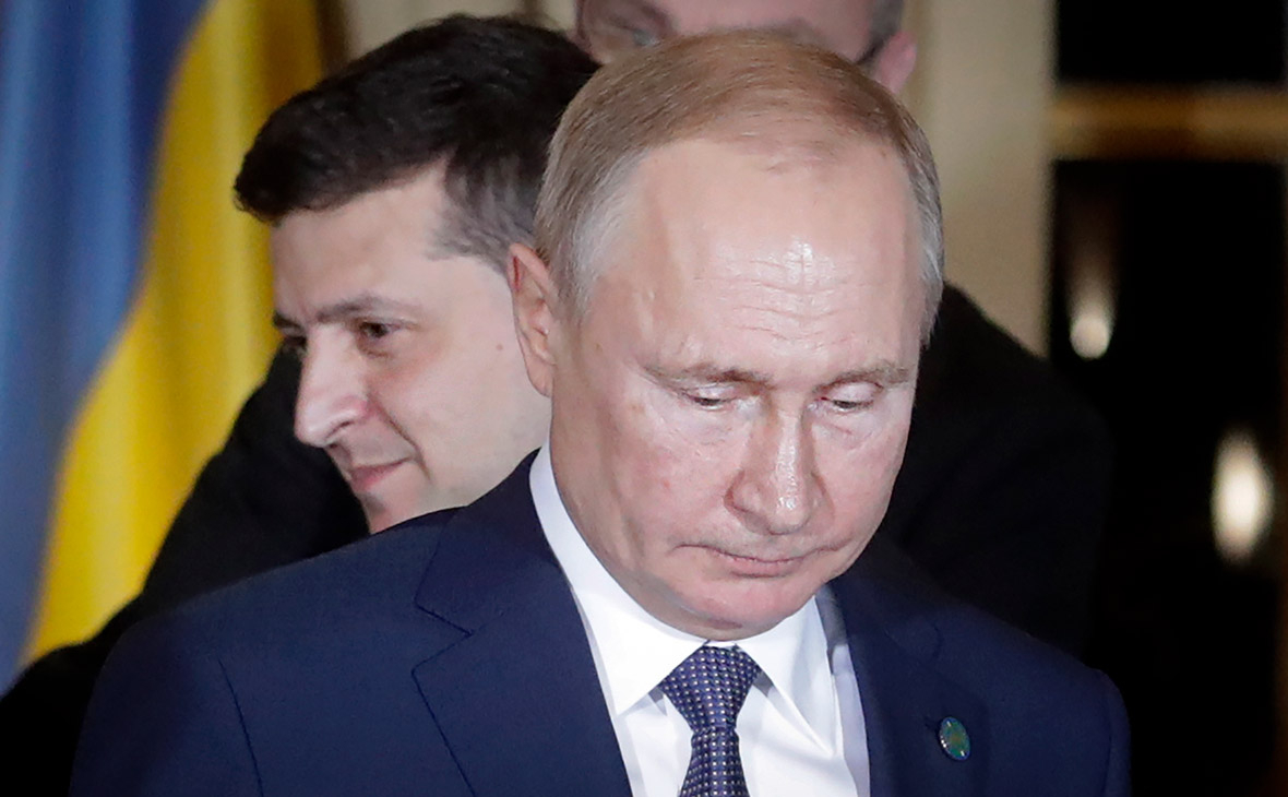 Владимир Путин (на переднем плане) и Владимир Зеленский во время встречи в 2019 году
