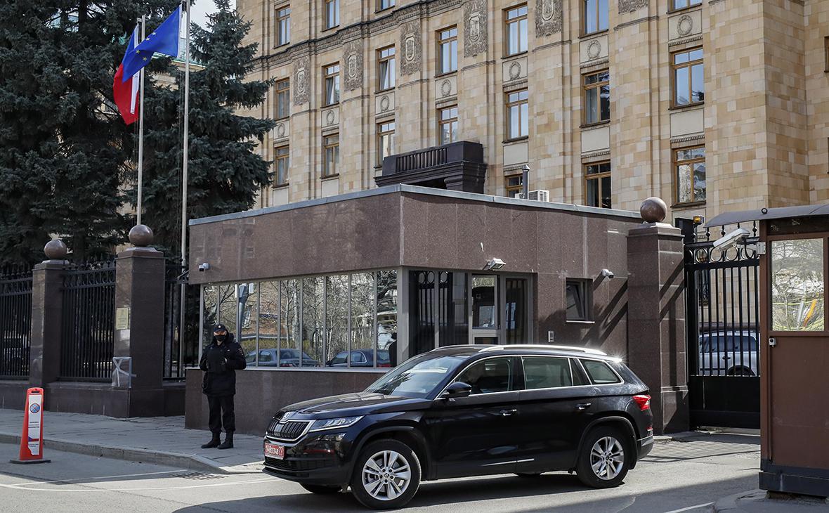 Автомобиль у здания посольства Чехии в Москве