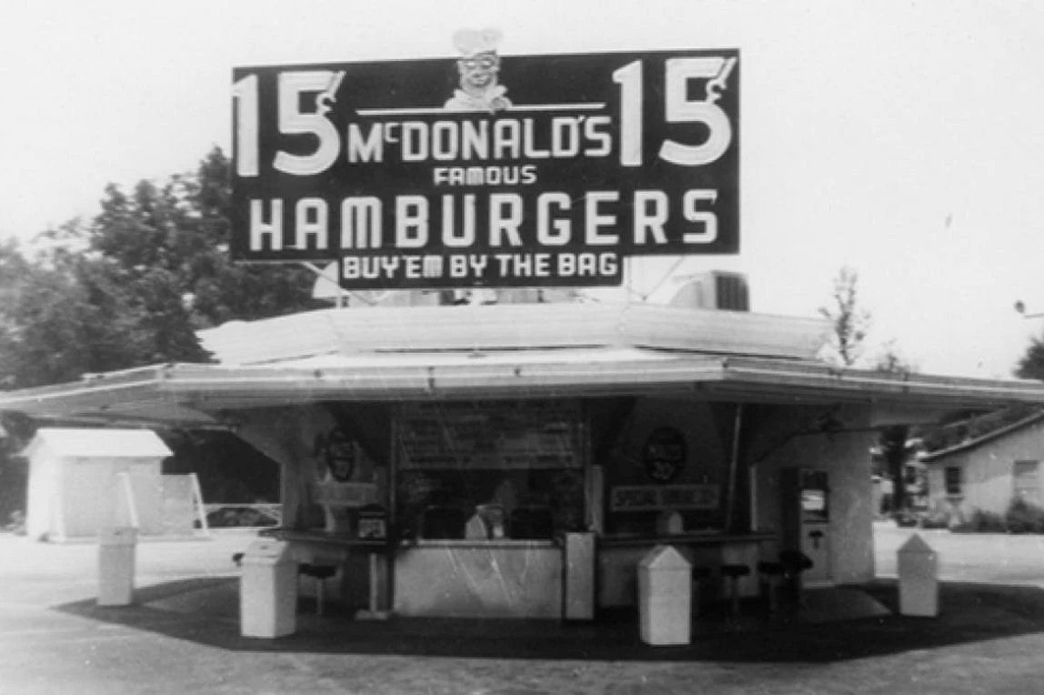 Первый ресторан братьев МакДональдов в Сан-Бернардино (Фото: corporate.mcdonalds.com)