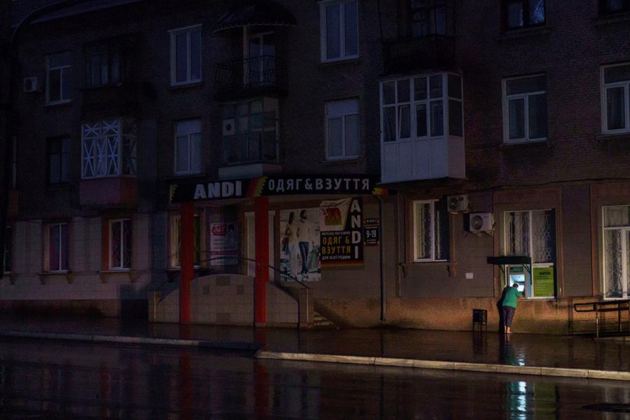 Жительница Дружковки возле банкомата перед началом ночного комендантского часа, 19 августа 2022 года