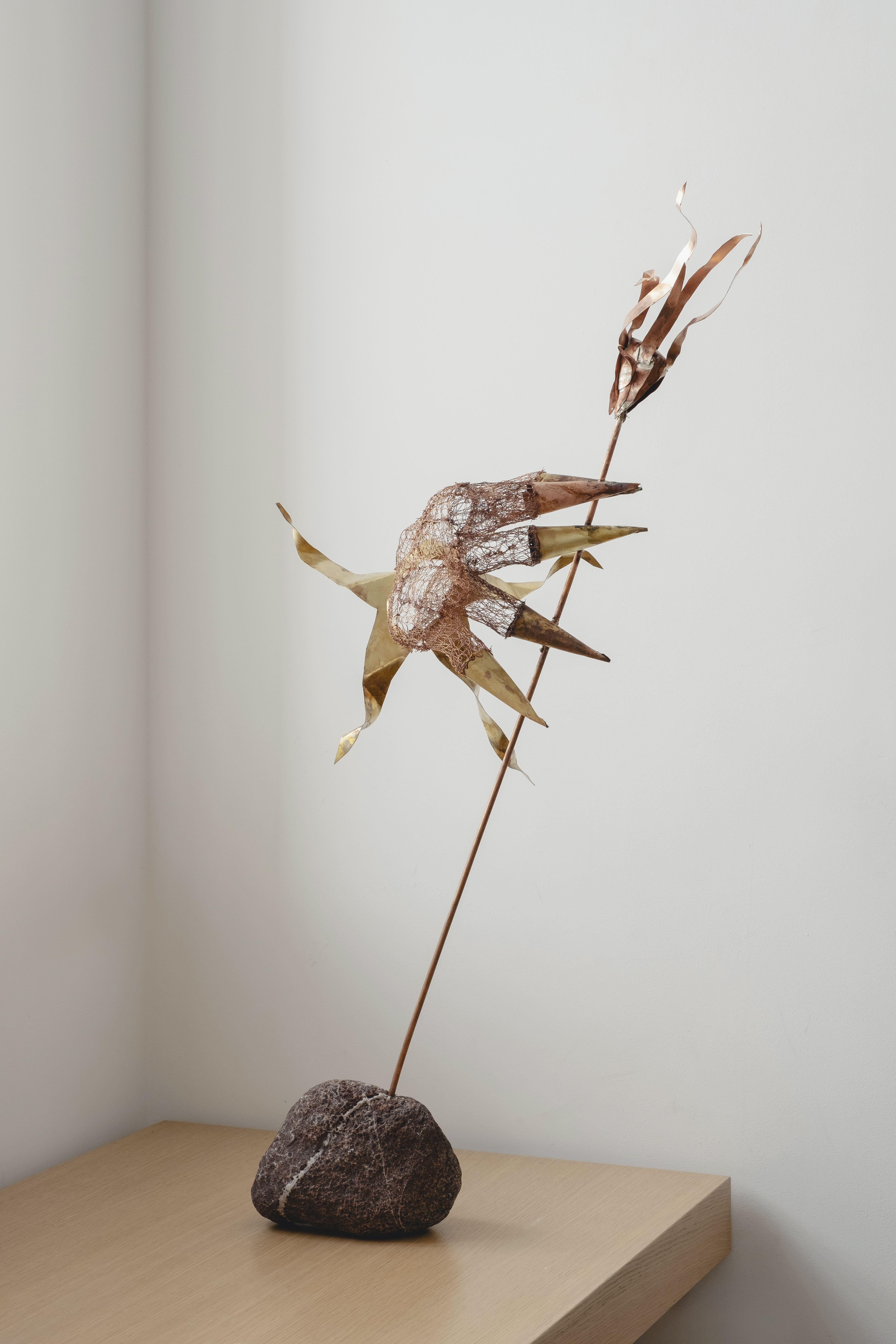 Артем Ляпин,&nbsp;&laquo;Сгорбившись в темноте, я пытаюсь удержать последнюю нить света&raquo;, из проекта Light My Fire, коклюшечное кружево, медная проволока,&nbsp;2025