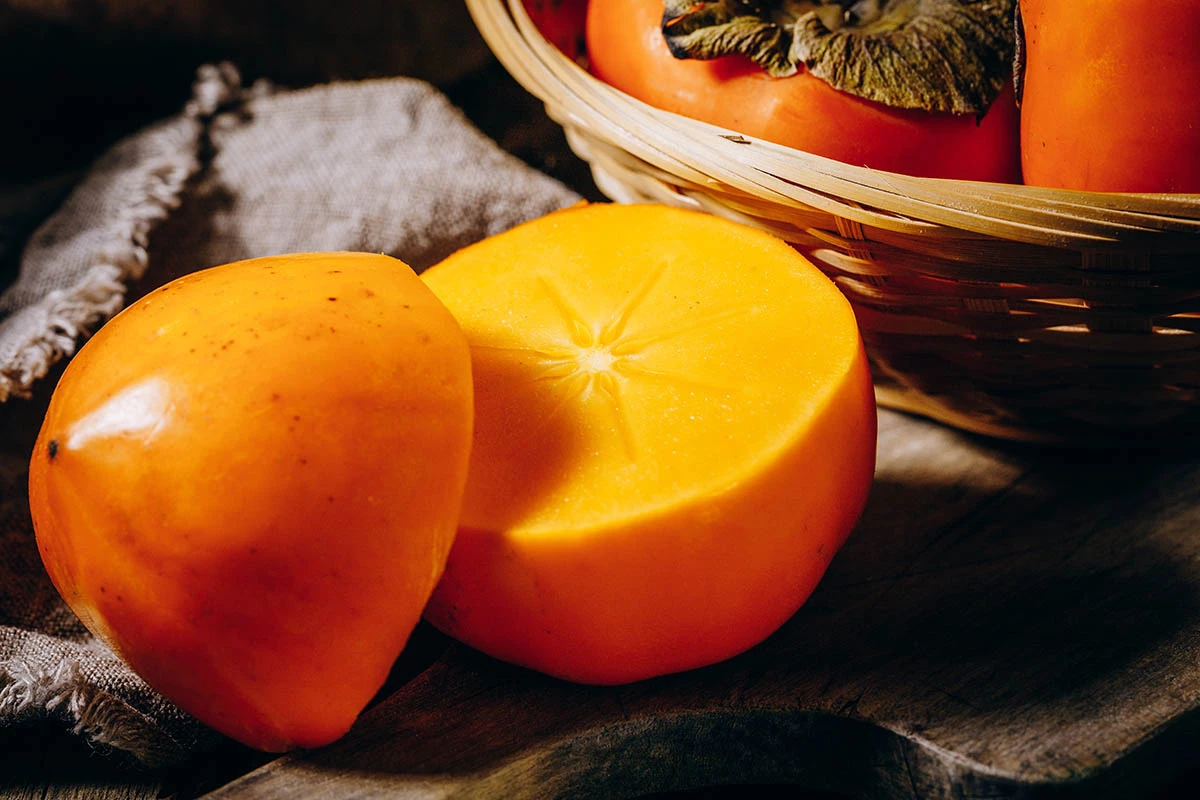 У хурмы есть сходство с виноградом и вином, которое из него делают, — наличие танинов, дубильных веществ, которые и дают ощущение вязкости во рту