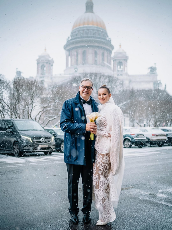 Бывший вице-президент ВТБ Андрей Перегудов женился на бизнесвумен Ольге Мягких после 10 лет отношений.

Перегудов с 2006 по 2018 год занимал пост старшего вице-президента банка ВТБ, возглавлял управление недвижимости и курировал проект &laquo;ВТБ Арена Парк&raquo;&nbsp;&mdash; реконструкцию стадиона &laquo;Динамо&raquo; в Москве. В 2021 году он был назначен управляющим директором группы &laquo;Самолет&raquo;. Мягких&nbsp;&mdash; гендиректор компании Synergy Trust и вице-президент университета &laquo;Синергия&raquo;