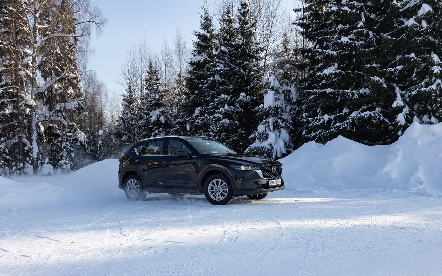 На виражах Mazda CX-5 стоит стабильно и цепко, будто это не кроссовер, а приподнятый хетчбэк