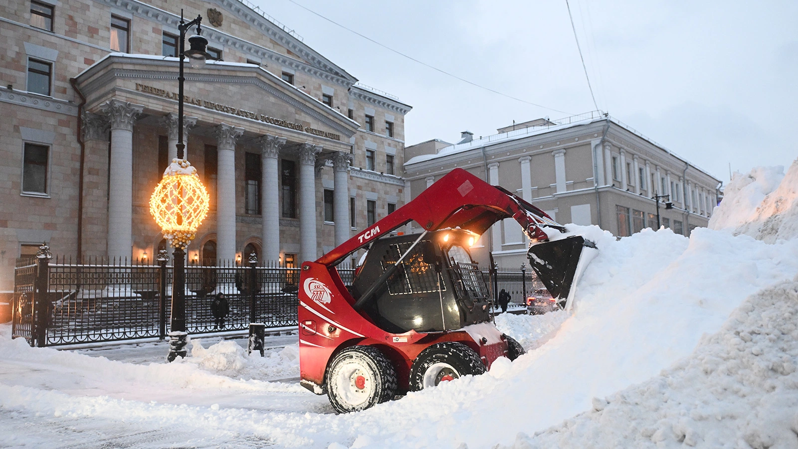 После циклона «Валли» работы по уборке снега в столице идут в круглосуточном режиме, 20 февраля 2026 года