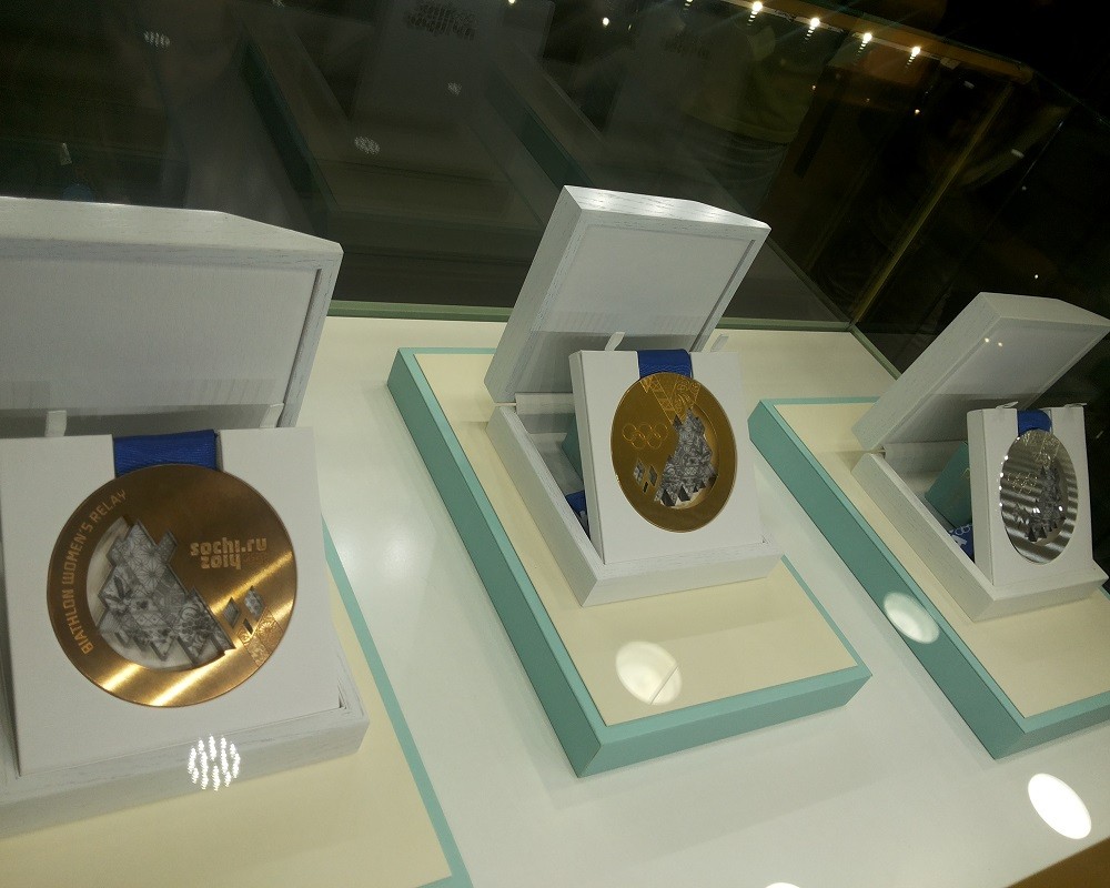 Жителям Сочи, Москвы и Санкт-Петербурга  показали олимпийские медали