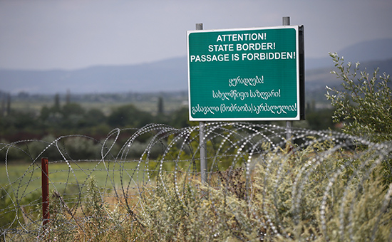 Предупреждающий знак (баннер) на границе с Грузией
