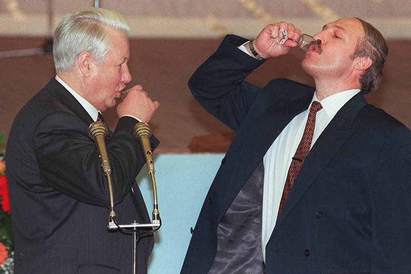 Двигатель Союзного государства

2 апреля 1996 года Лукашенко и Борис Ельцин подписали соглашение об образовании Сообщества России и Белоруссии, целью которого было укрепление двусторонней экономической и политической интеграции. Через три года был подписан новый договор&nbsp;&mdash;&nbsp;о создании Союзного государства двух стран. Тогда&nbsp;же начался активный разговор о введении единой валюты, однако договоренность по этому вопросу не&nbsp;достигнута до сих&nbsp;пор.

На фото: президент России Борис Ельцин и президент Белоруссии Александр Лукашенко пьют водку после подписания соглашения в Кремле, 1996&nbsp;год
