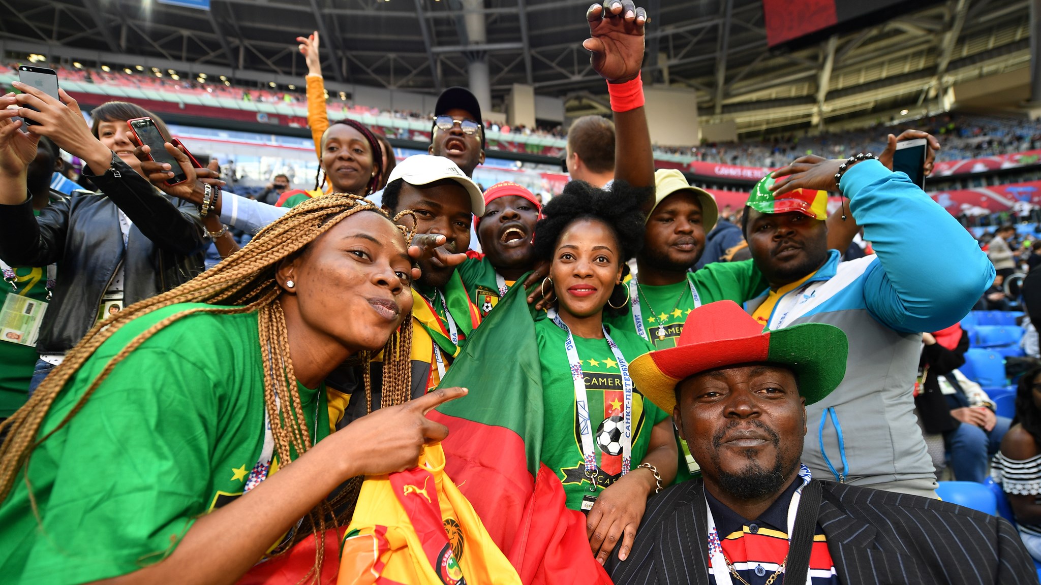 Экстравагантные фанаты из Камеруна