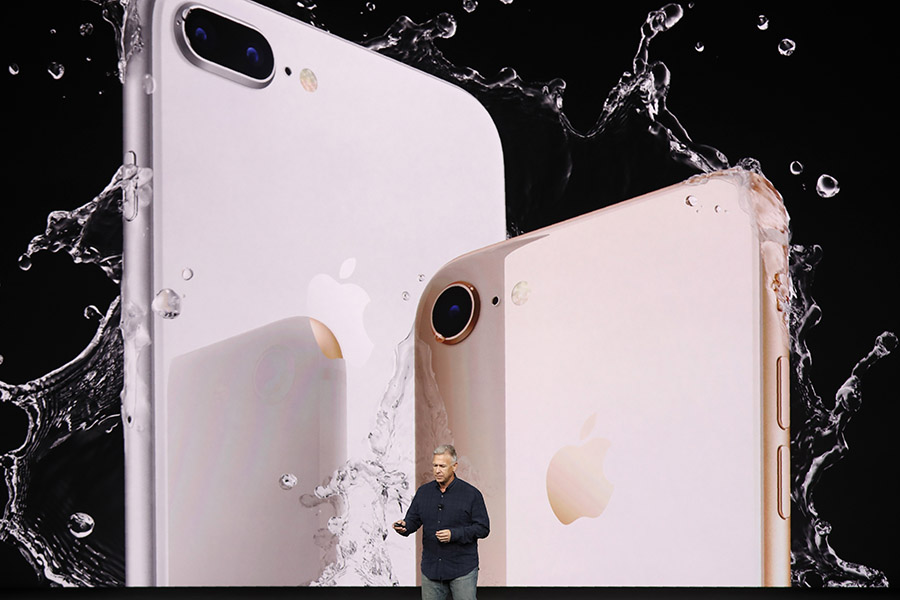 Apple представила новые iPhone 8 и iPhone 8 Plus. Задняя панель будет выполнена из стекла, общий дизайн остался тем&nbsp;же, что и у предыдущей версии iPhone. Новые iPhone будут доступны в трех цветах: черном, сером и новом золотом. ​Внутри установлен новый процессор, A11 Bionic, который на 70% быстрее, чем A10. Впервые видеоядро было разработано самой Apple. Оно быстрее, чем раньше, на 30%.
