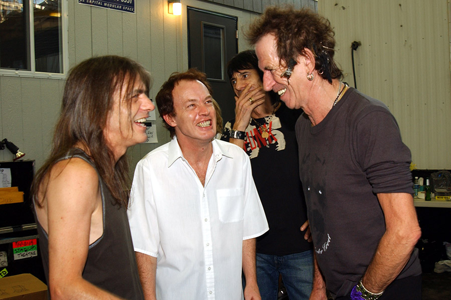 Малькольм Янг и его брат Ангус с Китом Ричардсом из ​Rolling Stones. 2003 год