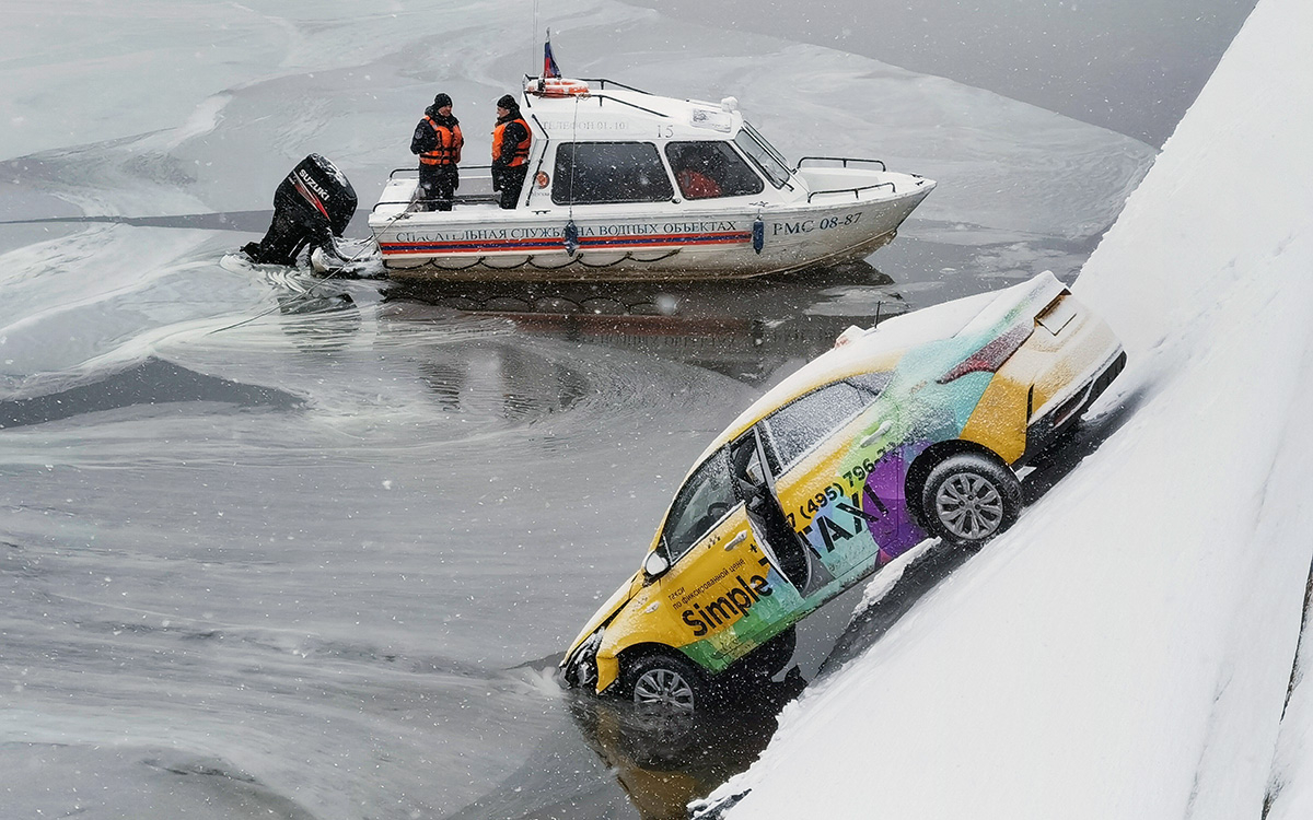 В Москве такси упало в реку после ДТП
