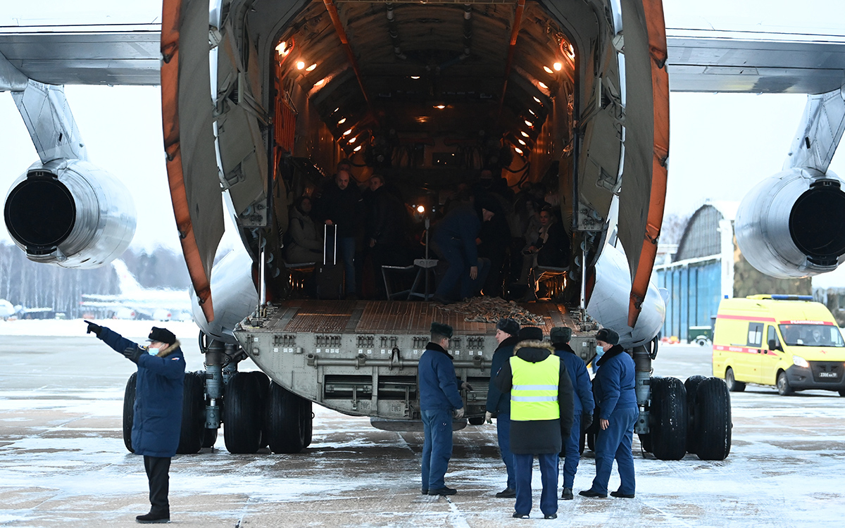 Минобороны сообщило о вывозе почти 1,5 тыс. россиян из Казахстана