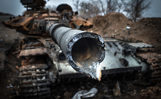 Украинский танк на дороге в районе поселка Металлист
