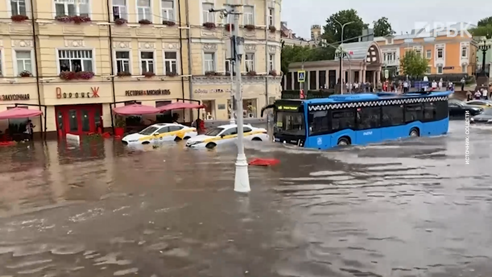 Как из-за дождей затопило улицы Москвы. Видео