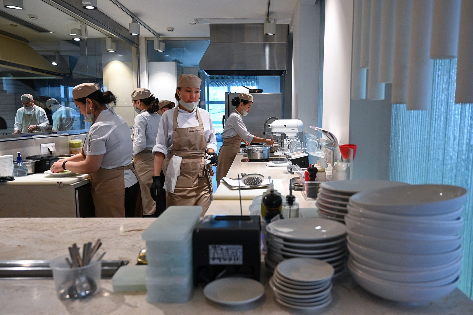 <p>На фото: повара работают на кухне ресторана Twins Garden. Заведение было удостоено&nbsp;двух звезд Michelin в 2022 году</p>