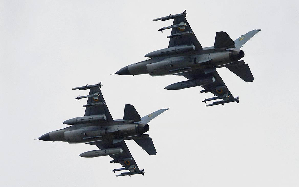 Зеленский показал первые кадры с F-16 на Украине