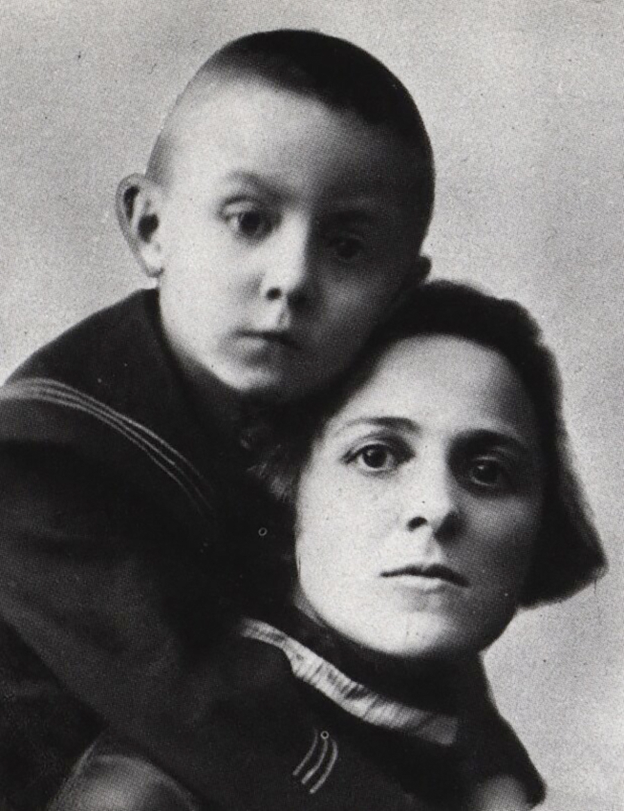 Юрий Григорович родился 2 января 1927 года в Ленинграде. Отец работал бухгалтером, а мать (на фото) была домохозяйкой, но окончила Ленинградское хореографическое училище. Григорович рассказывал, что его дед был итальянцем, который остался в России, влюбившись в русскую девушку. Он водил маленького Юрия в цирк «почти каждый день». Один дядя мальчика был артистом цирка, второй — артистом балета Мариинского театра, который участвовал в Дягилевских сезонах, поэтому в доме все время была театральная публика.
В десять лет Григорович поступил в Ленинградское хореографическое училище (современная Академия русского балета им. А.Я. Вагановой), вместе с другими детьми участвовал в спектаклях на сцене Ленинградского театра оперы и балета им. Кирова (Мариинский театр).