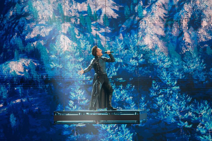 Певец Слободан Тркуля, представляющий Сербию на Международном музыкальном конкурсе «Интервидение» 2025, во время выступления в концертном зале «Live Арена»