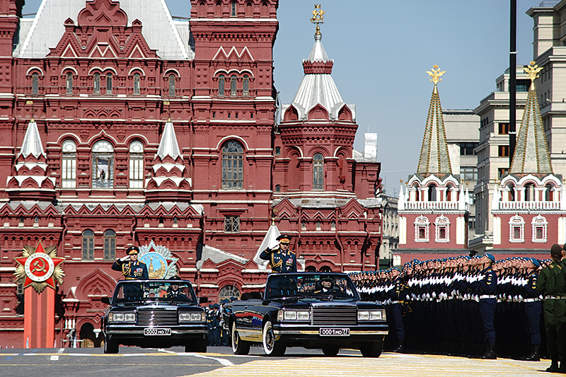 Командующий сухопутными войсками России Олег Салюков и министр обороны РФ Сергей Шойгу, принимающий парад