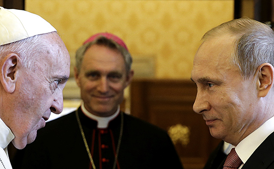 Папа римский Франциск (слева) и президент России Владимир Путин (справа) во время встречи в Апостольском дворце