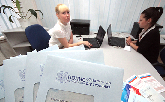 Сотрудницы страховой службы во&nbsp;время выдачи полисов обязательного медицинского страхования (ОМС)