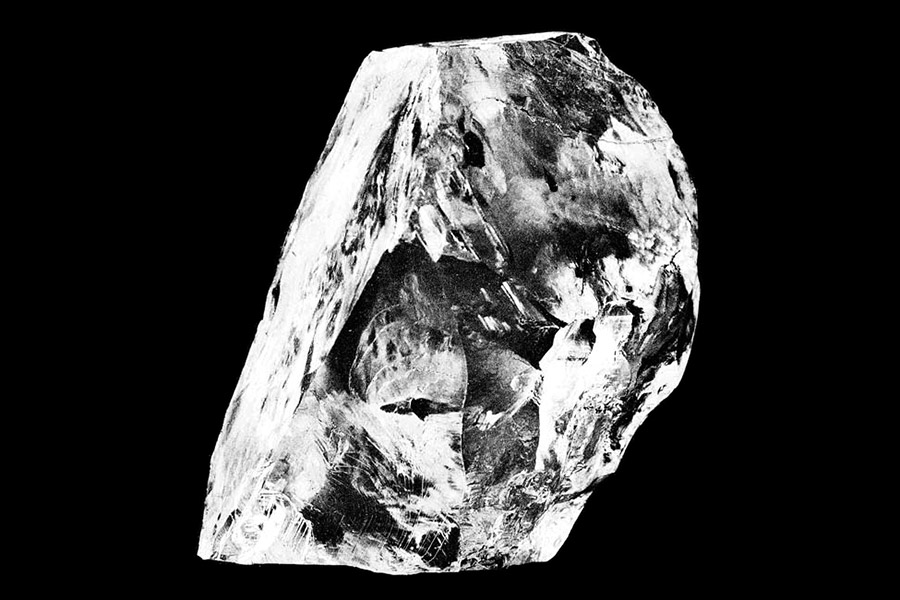 Долгое время крупнейшим в мире считался прозрачный бесцветный бриллиант &laquo;Звезда Африки I&raquo; с массой более 530 карат, считающийся бесценным. Он украшает королевский скипетр Великобритании и хранится в лондонском Тауэре.

До обработки масса алмаза составляла 3106 карат. Его нашли в Южной Африке в 1905 году и назвали &laquo;Куллинан&raquo; в честь владельца шахты Томаса Куллинана. При обработке его раскололи более чем на 100 частей, а совокупная масса изготовленных бриллиантов составила более 1063 карат.

