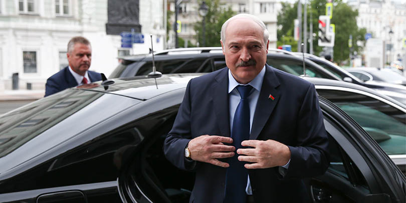 Лукашенко поручил стремиться к созданию белорусской Tesla