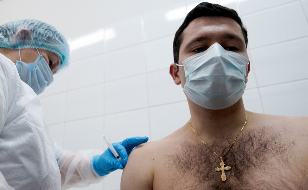 Медработник проводит вакцинацию губернатору Калининградской области Антону Алиханову на третьем этапе испытаний вакцины от коронавируса &laquo;ЭпиВакКорона&raquo;