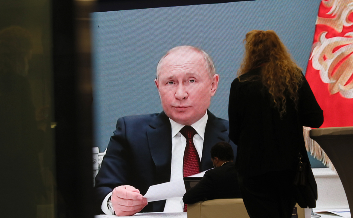 Владимир Путин (на экране)