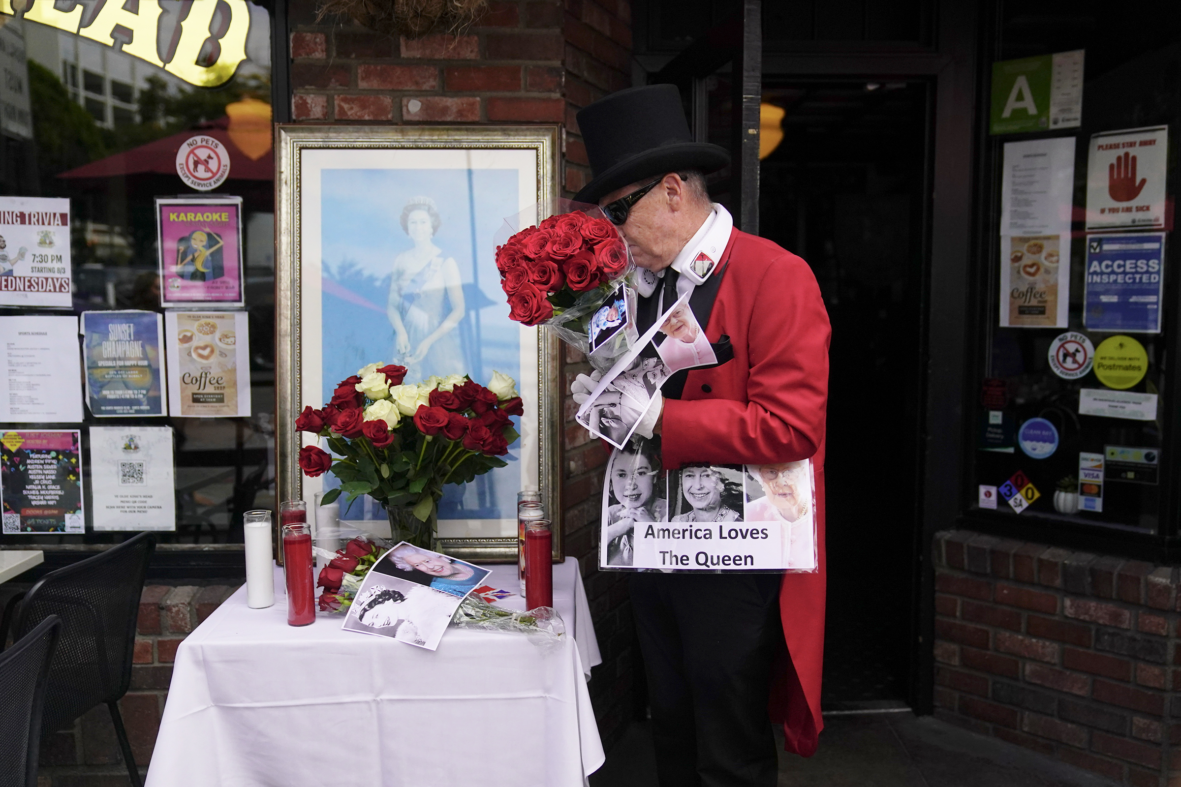 Грегг Донован, актер и &laquo;посол Голливуда&raquo; возлагает цветы у ресторана британской кухни Ye Olde King&#39;s Head в Санта-Монике (Калифорния, США)
