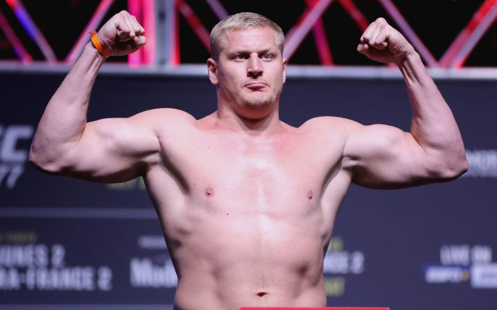 Лучший российский тяжеловес UFC извинился за выложенный скандальный мем