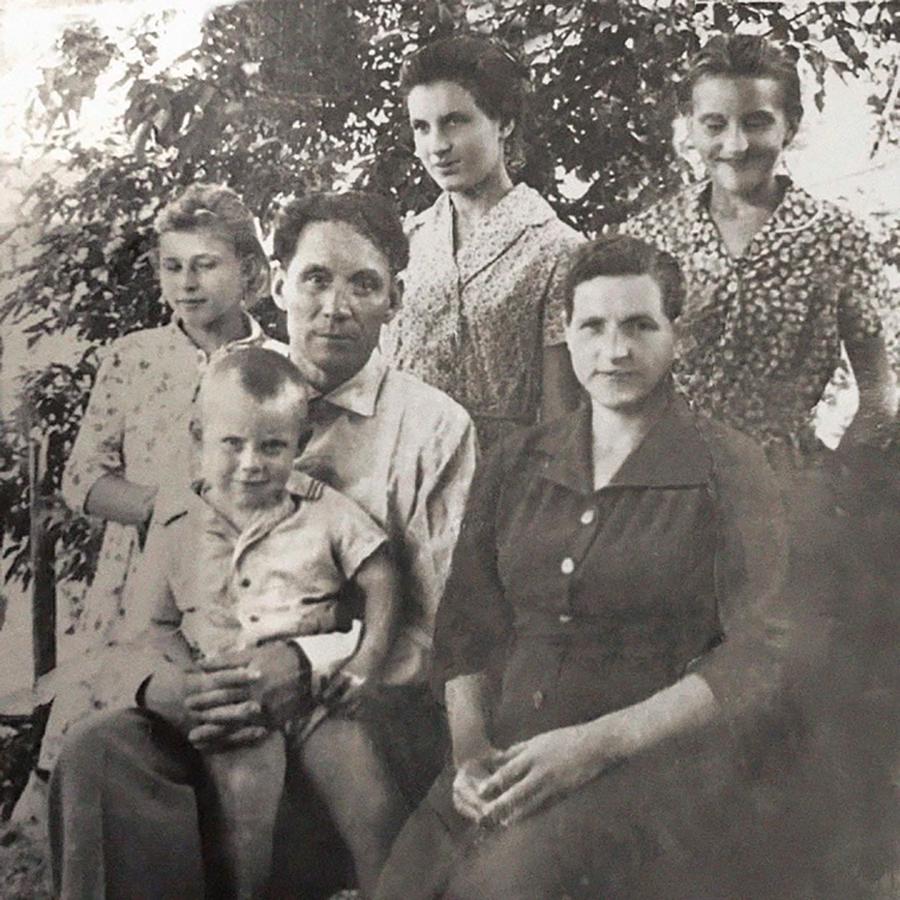 Александр Богомаз в детстве с родителями