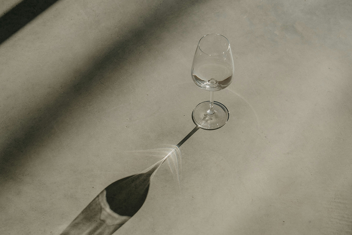 Понимание того, как форма бокалов (и посуды в целом) влияет на восприятие вина — это, пожалуй, одна из самых важных тем, которую стоит учитывать рестораторам, сомелье и просто любителям