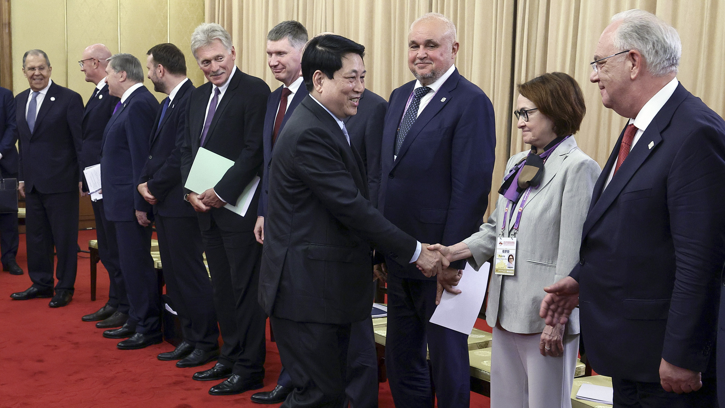 С президентом Вьетнама Лыонг Кыонгом (на фото&nbsp;&mdash; приветствует российскую делегацию) Путин поговорил о развитии двусторонних отношений.