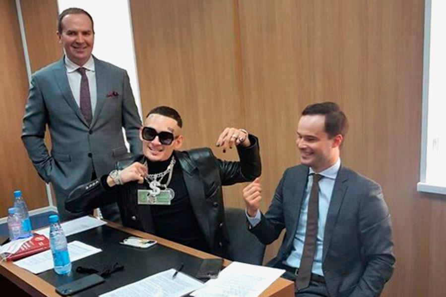 Рэпер Моргенштерн (Алишер Моргенштерн) перед заседанием по делу о пропаганде наркотиков в Зюзинском суде, 2021 год