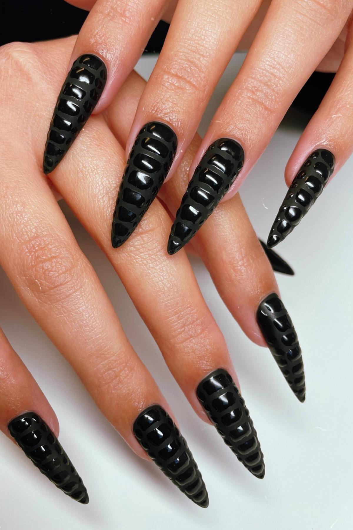 Такой маникюр не требует дополнительного декора