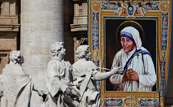 Гобелен с ликом матери Терезы на фасаде собора св. Петра в Ватикане


