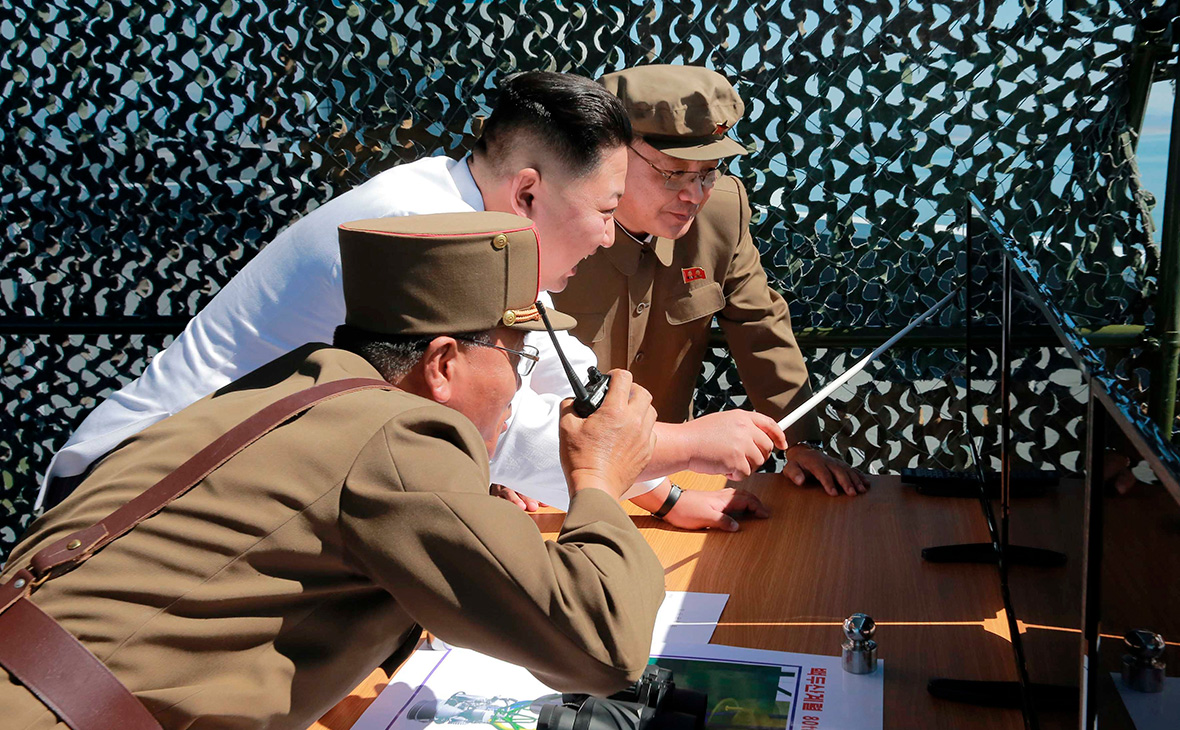 Ким Чен Ын (в центре) во время демонстрации нового ракетного двигателя. 20 сентября 2016 года